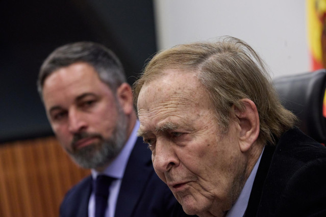 El presidente de Vox, Santiago Abascal (i), y el candidato de la moción de censura, el profesor Ramón Tamames (d).