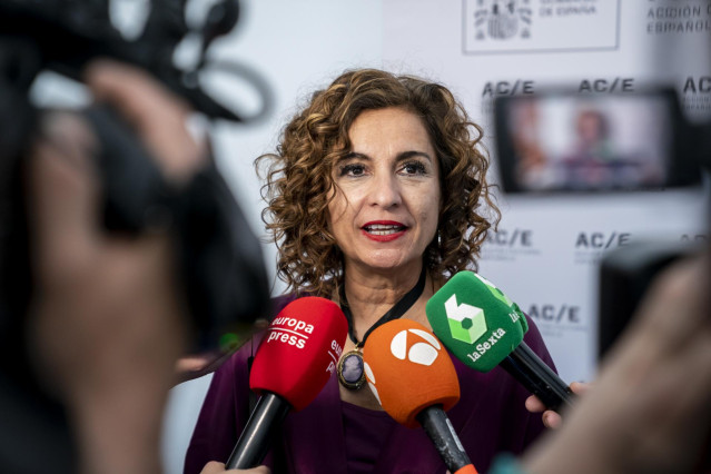 La ministra de Hacienda y Función Pública, María Jesús Montero, atiende a los medios a su llegada a la presentación del legado y memoria audiovisual de las actividades de España en la Feria del Libro de Fráncfort 2022, en el Instituto Goethe, a 15 de marz