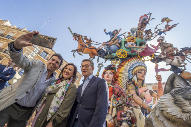 El presidente del PP, Alberto Núñez Feijóo, junto a la presidenta del PP en València y candidata a la Alcaldía de la ciudad, María José Catalá, y el presidente del PPCV, Carlos Mazón, en su visita a la falla Convento Jerusalén.