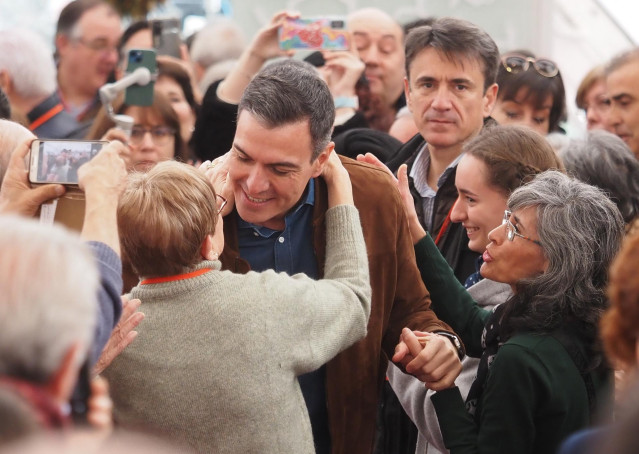 Archivo - El secretario general del PSOE y presidente del Gobierno, Pedro Sánchez, saluda a su llegada a un acto de presentación de candidatos a las elecciones municipales, en la Cúpula del Milenio, a 21 de enero de 2023, en Valladolid, Castilla y León (E