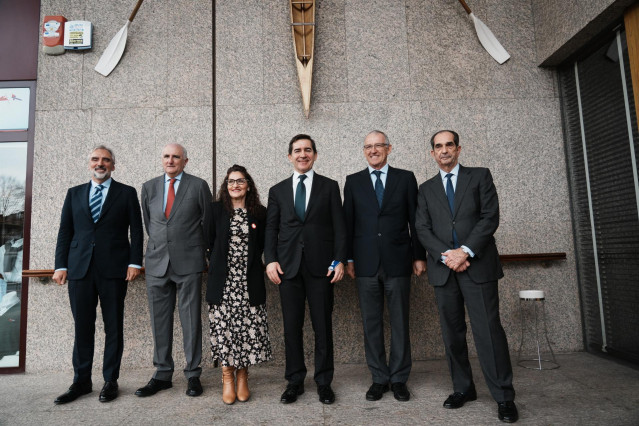 El presidente del BBVA, Carlos Torres Vila, con distintos miembros del Círculo de Empresarios vascos, entre ellos, Juan Asua. Andrés Arizkorreta, Rosa Carabel, su presidente,, José Galindez y Enrique Portocarrero, a la entrada de una reunión en Getxo