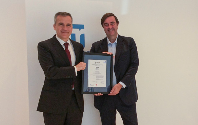 Entrega del certificado a Tecnicas Reunidas