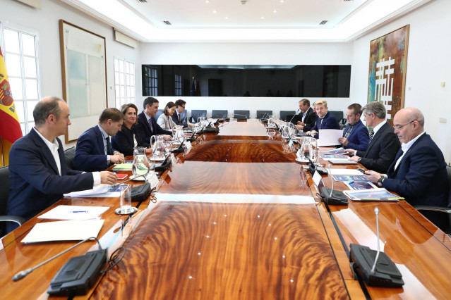 Imagen del encuentro del presidente del Gobierno, Pedro Sánchez, con representantes de la industria automovilística española