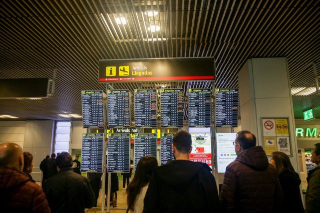 Archivo - Pasajeros en el aeropuerto de Adolfo Suárez de Madrid