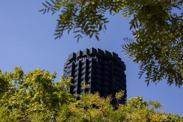 Archivo - Fachada de la sede de CaixaBank en la Avenida Diagonal de Barcelona.