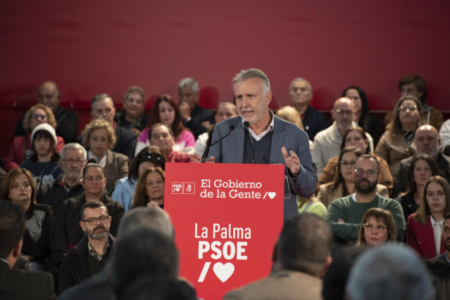 Archivo - El presidente del Gobierno de Canarias, Ángel Víctor Torres, interviene en una reunión con militantes del partido socialista, en el Centro Cultural Andares, a 28 de enero de 2023, en Villa de Mazo, La Palma, Santa Cruz de Tenerife, Canarias, (Es