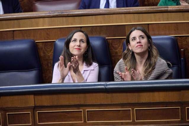 La ministra de Derechos Sociales y Agenda 2023, Ione Belarra (i) y la ministra de Igualdad, Irene Montero (d), aplauden durante sesión plenaria en el Congreso de los Diputados, a 16 de marzo de 2023, en Madrid (España).