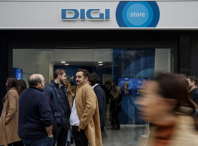 Varias personas durante la inauguración de la primera tienda a nivel nacional de DIGI, a 23 de febrero de 2023, en Valencia, Comunidad Valenciana (España).