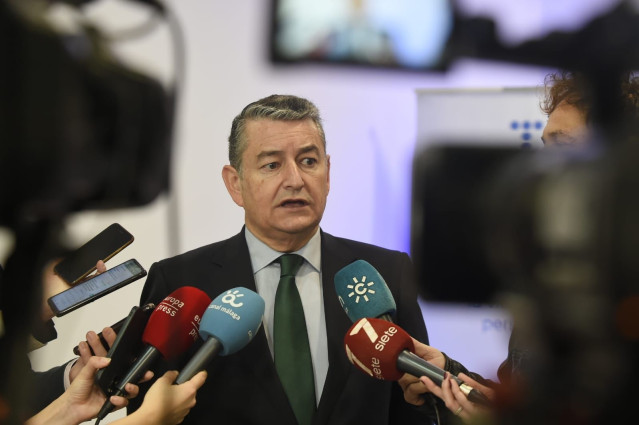 El consejero de la Presidencia, Antonio Sanz, este viernes en declaraciones a los medios en Málaga.