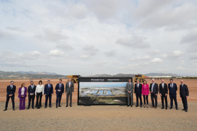 Foto de familia del acto de inicio de construcción de la ggiafactoría de baterías de Sagunt