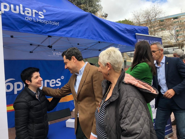 El presidente de la Junta de Andalucía, Juanma Moreno,  durante su visita al barrio de Can Vidalet de L'Hospitalet de Llobregat (Barcelona).