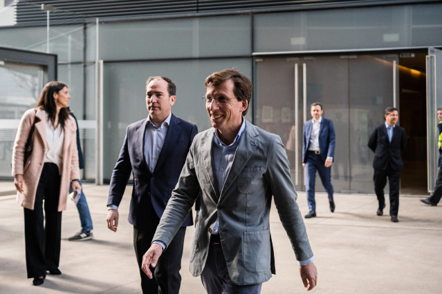 El concejal del Grupo Municipal del Partido Popular, Francisco de Borja  y el alcalde de Madrid, José Luis Martínez-Almeida