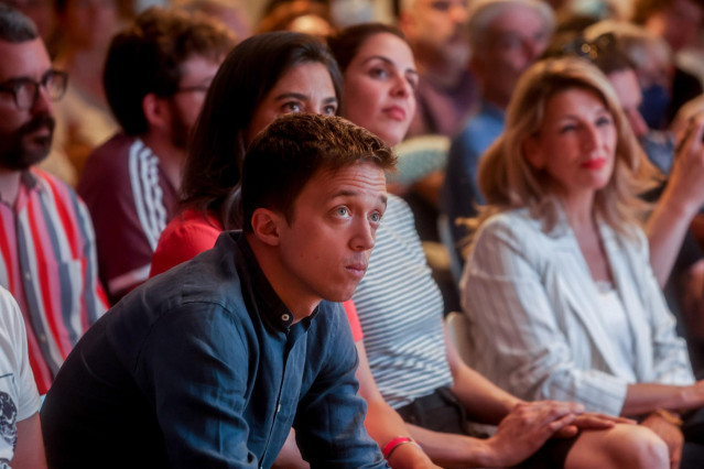 Archivo - El líder de Más País, Íñigo Errejón, y la vicepresidenta segunda del Gobierno y ministra de Trabajo, Yolanda Díaz, en la presentación de un libro en el Espacio Berteslmann, a 18 de mayo de 2022, en Madrid (España).