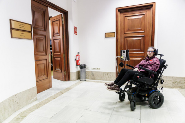 Una persona afectada de ELA (esclerosis lateral amiotrófica) a su llegada a registrar la petición de que se desbloquee la tramitación de la Ley ELA, en el Congreso de los Diputados, a 17 de marzo de 2023, en Madrid (España).
