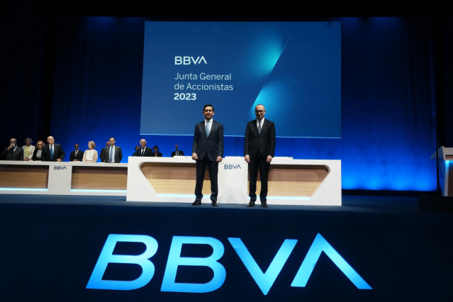 El presidente de BBVA, Carlos Torres Vila (i), y el CEO de BBVA, Onur Genç (d), durante la Junta general de Accionistas de BBVA, en el Palacio Euskalduna, a 17 de marzo de 2023, en Bilbao, Vizcaya, País Vasco (España). Torres Vila ha afirmado que la entid