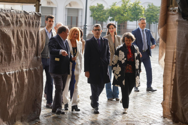 El ministro de la Presidencia, Relaciones con las Cortes y Memoria Democrática, Félix Bolaños, da un paseo con  la alcaldesa de Palma del Río, Esperanza Caro de la Barrera, antes de visitar el Ayuntamiento a 17 de marzo del 2023 en Palma del Río, Córdoba.