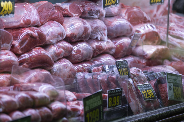 Piezas de ternera expuestas en la carnicería de un mercado
