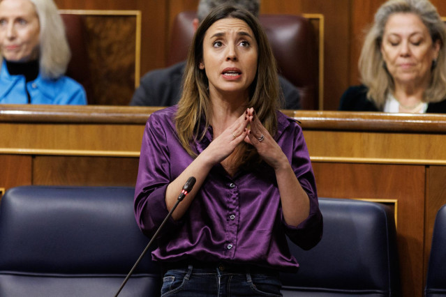 La ministra de Igualdad, Irene Montero, interviene durante una sesión de control al Gobierno, en el Congreso de los Diputados, a 8 de marzo de 2023, en Madrid (España).