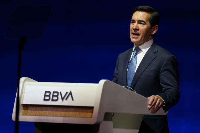 El presidente de BBVA, Carlos Torres Vila, interviene durante la Junta general de Accionistas de BBVA, en el Palacio Euskalduna, a 17 de marzo de 2023, en Bilbao, Vizcaya, País Vasco (España). Torres Vila ha afirmado que la entidad financiera encara 2023