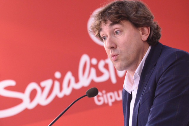 Archivo - El secretario general del Partido Socialista de Euskadi-Euskadiko Ezkerra (PSE-EE), Eneko Andueza, interviene durante la rueda de prensa tras su reunión en la sede del PSE, a 29 de noviembre de 2022, en San Sebastián, Guipúzcoa, País Vasco (Espa