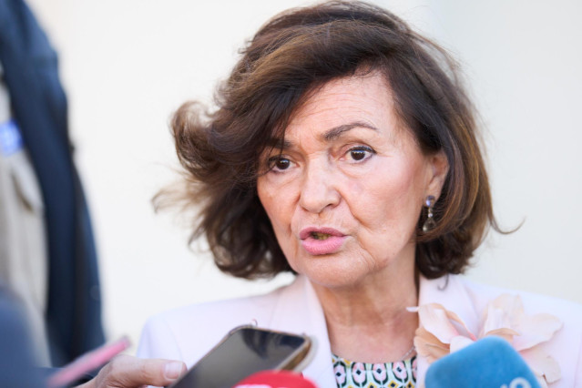 Archivo - La presidenta de la Comisión de Igualdad en el Congreso de los Diputados y exvicepresidenta del Gobierno, Carmen Calvo, ofrece declaraciones a los medios de comunicación a su llegada a las jornadas ‘Unidad social contra la violencia de género’.