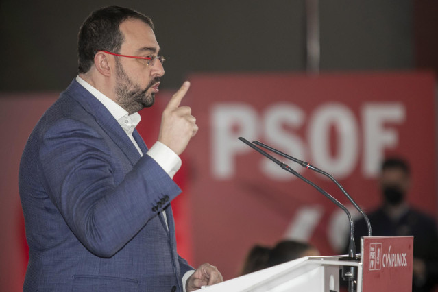 Archivo - El secretario general de la FSA-PSOE y presidente del Principado, Adrián Barbón, interviene en un acto del partido socialista en el Recinto Ferial Luis Adaro de Gijón, a 22 de enero de 2022, en Gijón, Asturias (España). Este es uno de los encuen