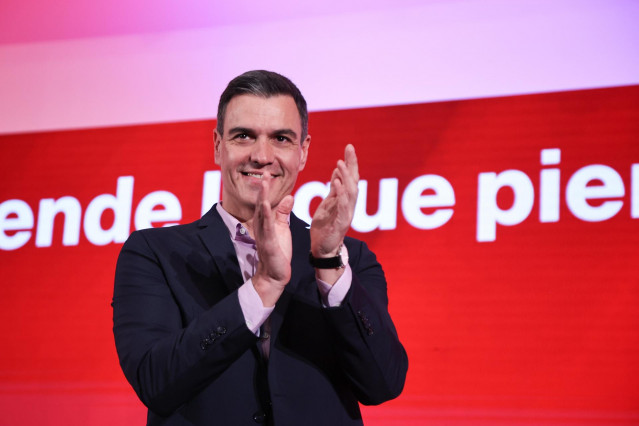 El presidente del Gobierno, Pedro Sánchez tras finalizar el acto de la clausura de la Convención Municipal de Andalucía en el Salón de Actos de la Facultad de Humanidades del Campus de El Carmen, a 11 de marzo de 2023 en Huelva (Andalucía, España). El pre