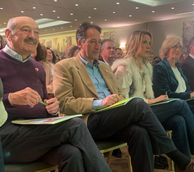 La nueva consejera de Obras Públicas, Jezabel Morán (tercera por la izda) junto a su antecesor en el cargo, José Luis Gochicoa (segundo izda), el diputado nacional José María Mazón y la titular de Educación, Marina Lombó,