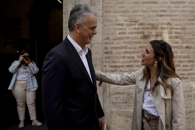 La ministra de Igualdad, Irene Montero, se reúne con el vicepresidente segundo y conseller de Vivienda y Arquitectura Bioclimática, Héctor Illueca