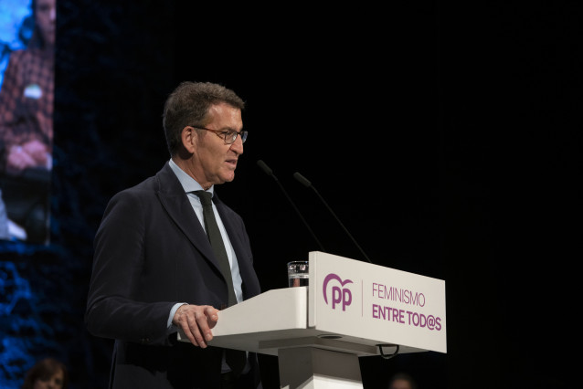 El presidente del Partido Popular, Alberto Núñez Feijóo, clausura un acto del PP en defensa de la igualdad junto a la presidenta del PP de Extremadura, María Guardiola.