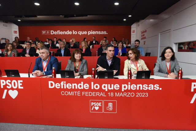 El secretario general del PSOE y presidente del Gobierno, Pedro Sánchez (c), preside la reunión del Comité Federal  en la sede federal del PSOE, a 18 de marzo de 2023, en Madrid (España).