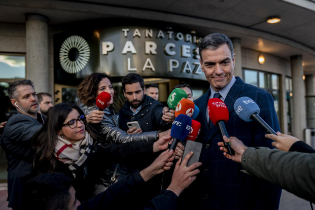 El Presidente del Gobierno Pedro Sánchez asiste a la capilla ardiente del exvicepresidente segundo del Gobierno, Pedro Solbes, en el Tanatorio de la Paz, a 18 de marzo de 2023, en Alcobendas, Madrid (España).