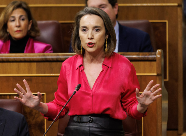 La portavoz del PP en el Congreso, Cuca Gamarra, interviene durante una sesión de control al Gobierno, en el Congreso de los Diputados, a 8 de marzo de 2023, en Madrid (España).