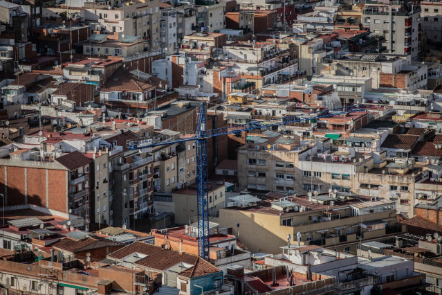 Archivo - Panorámica de la ciudad de Barcelona con una grúa, en Barcelona, en una imagen de archivo.