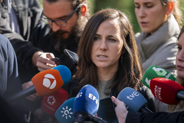 La secretaria general de Podemos y ministra de Derechos Sociales y Agenda 2023, Ione Belarra, atiende a los medios durante su visita a la Central Térmica de Orcasitas, a 17 de marzo de 2023, en Madrid (España).