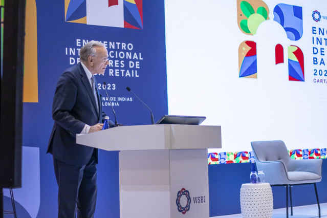 El presidente de la CECA, Isidro Fainé, durante su intervención en el Encuentro Internacional de Líderes de Banca Retail 2023 en Colombia.