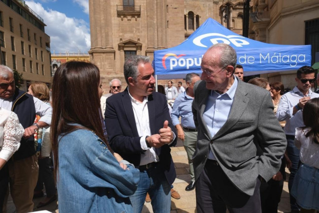 El coordinador general del PP en una visita en Málaga, con el alcalde, Francisco de la Torre, y la portavoz del PP de Málaga, Elisa Pérez de Siles.