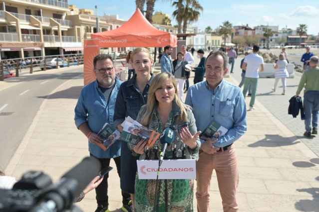 La portavoz política de CS, Patricia Guasp, con otros miembros de la formación en Baleares, en rueda de prensa.