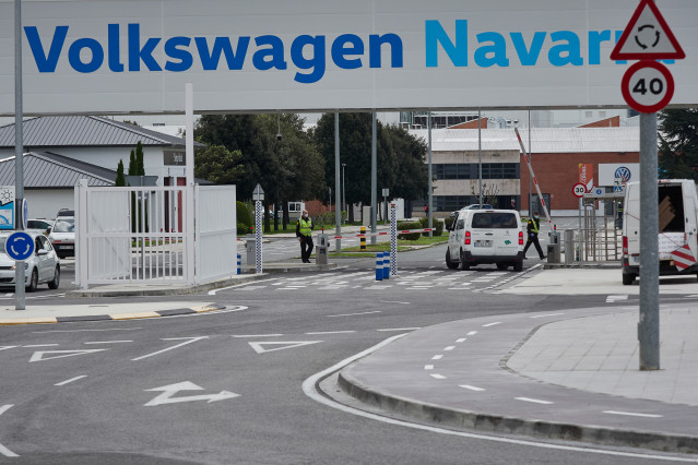 Archivo - Vista de la puerta principal de la fábrica de Volkswagen Navara