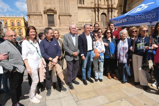 Elías Bendodo, Francisco de la Torre en la visita a una carpa del PP de Málaga.