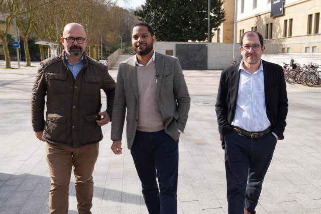 Ignacio Garriga acompañado de Andrés Paramio y Pedro Gandasegui, candidatos de Vox a las alcaldías de San Sebastiánn e Irun