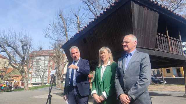 El coordinador nacional del PP, Elías Bendodo, junto a la candidata a la alcaldía de Avilés, Esther Llamazares, y el candidato a la presidencia del Principado, Diego Canga, en un acto en Avilés.