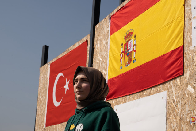 Una joven espera a ser atendida frente a la puerta del hospital de campaña de la Agencia Española de Cooperación Internacional para el Desarrollo, a 23 de febrero de 2023, en Iskenderun, Turquía (España).