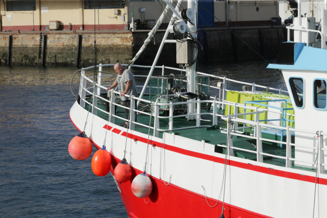 Archivo - Marineros en el Puerto de Burela, a 3 de octubre de 2022, en Burela, Lugo, Galicia (España).