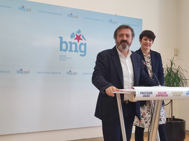 El diputado del BNG Luis Álvarez junto a la líder de la formación, Ana Pontón, en una rueda de prensa