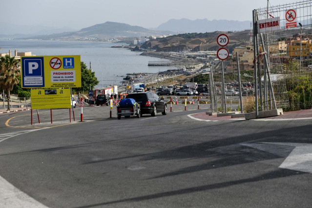 Archivo - Un coche a la entrada de la zona de embolsamiento de Loma Colmenar para pasar por la frontera del Tarajal, de Ceuta a Marruecos, en una imagen de archivo