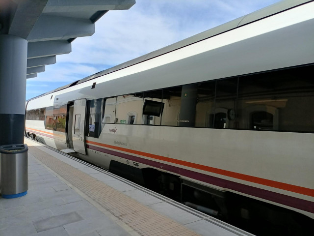Un tren de Media Distancia en la estación de ferrocarril de Mérida.