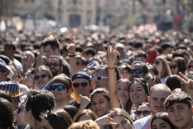 Decenas de personas asisten a la mascletà de la pirotecnia Hermanos Caballer