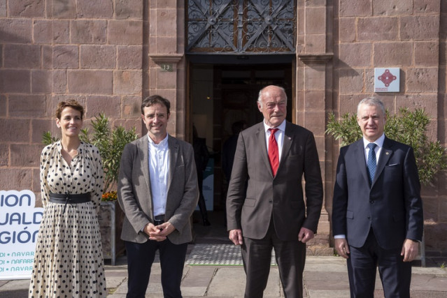 El Lehendakari, Iñigo Urkullu, junto con la presidenta de Navarra, María Chivite, y el presidente de Nueva Aquitania, Alain Rousset, en Donibane Garazi, con motivo de la Asamblea de la Eurorregión