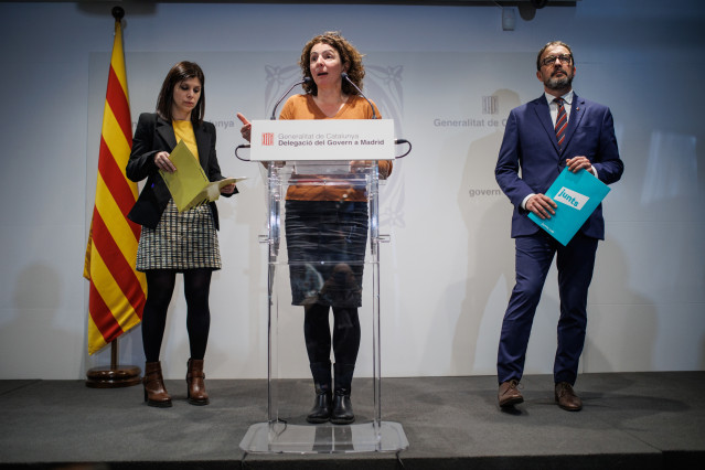 (I-D) La portavoz parlamentaria de ERC y secretaria general adjunta de ERC, Marta Vilalta; la diputada de la CUP Montserrat Vinyets y el portavoz de Junts en el Parlament, Josep Rius, durante la rueda de prensa.